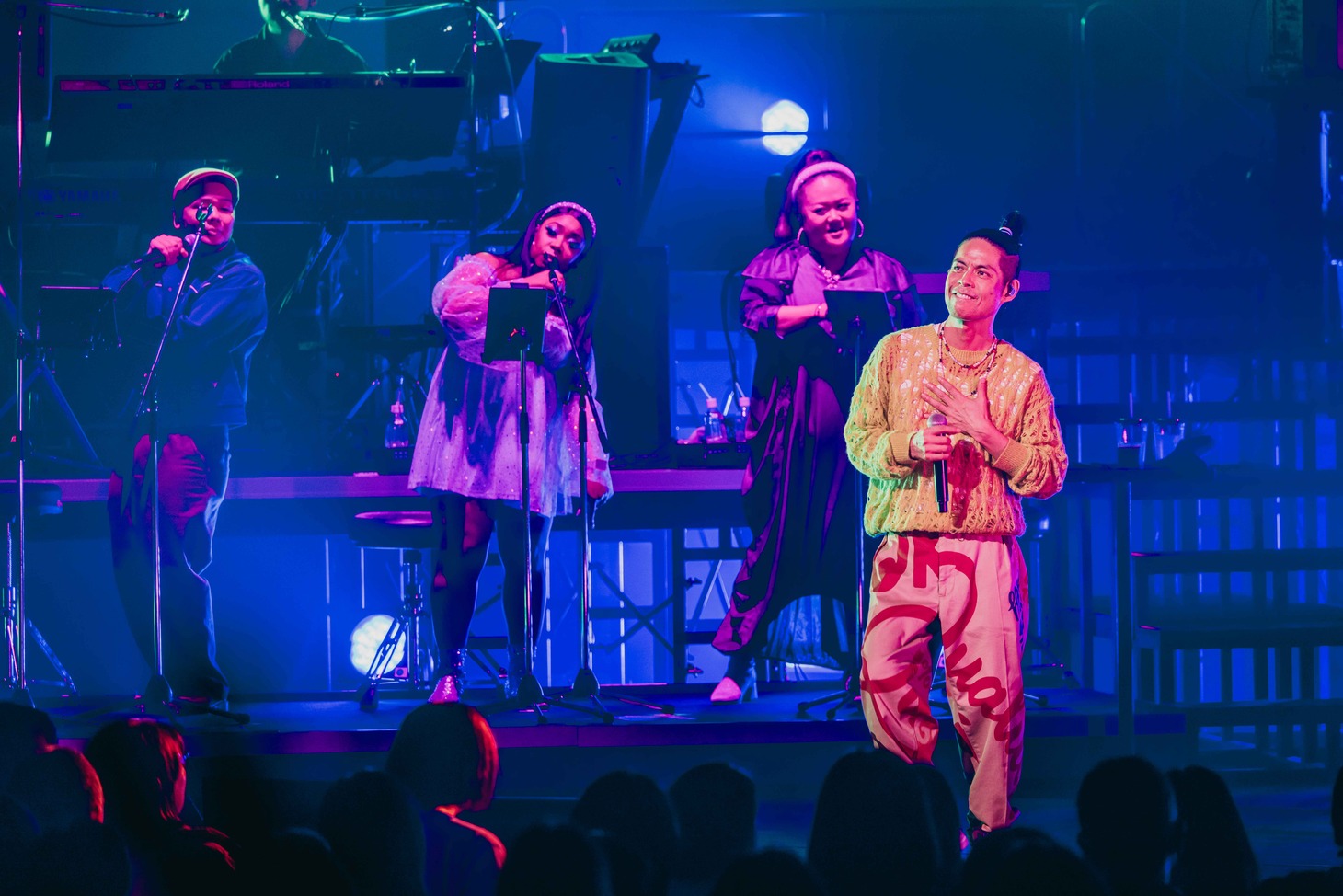 久保田利伸「TOSHINOBU KUBOTA CONCERT TOUR 2024-2025『佐藤さん、いつものでよろしいですか？』」フェスティバルホール公演の様子。（撮影：入日伸介）