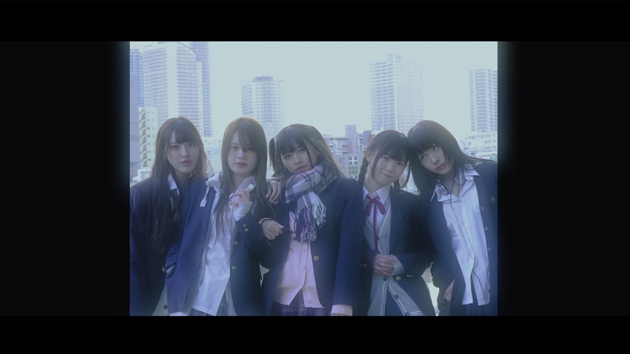 ekoms新アイドルdiigが橋の下でダンス、制服姿披露の「neon」MV