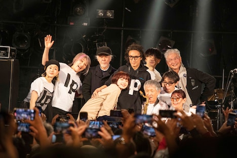 立花ハジメ「Lost New Wave 100% Vol.2 ハジメヨケレバスベテヨシ」記念撮影の様子。(撮影:押尾健太郎)