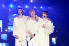 肩を組み合うタクヤ、シューヤ、マサヒロ。