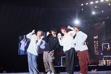 “やでポーズ”を決めるカイ、リョウガ、ユーキ、ハル。