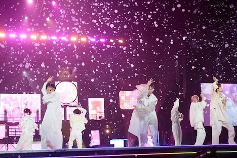 「AwA AwA」のパフォーマンスの様子。