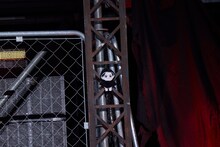 ステージを見守るタカシの人形。