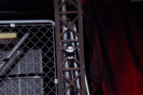 ステージを見守るタカシの人形。