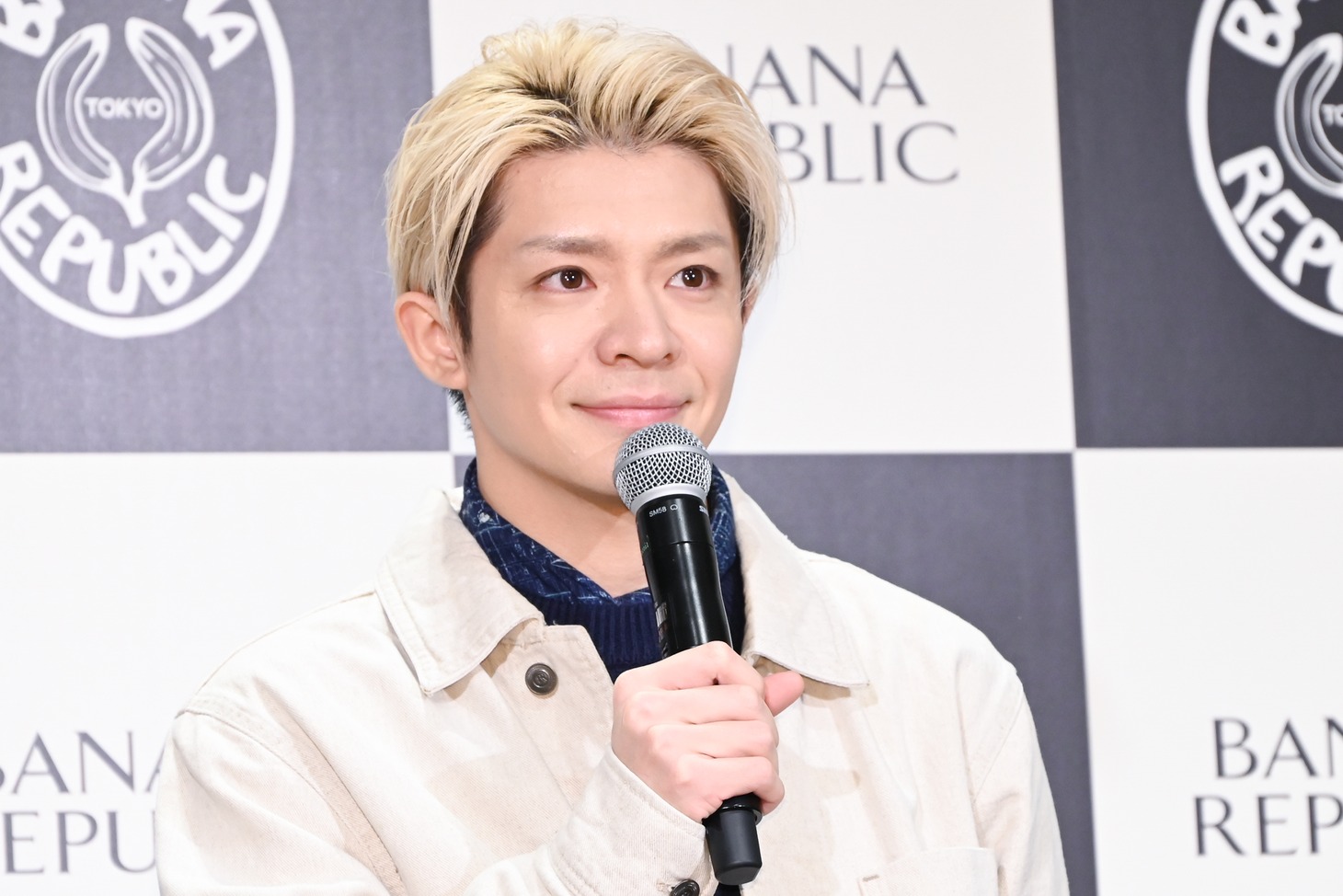 ほほえむ岸優太。