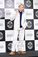 小さく手を振る岸優太。