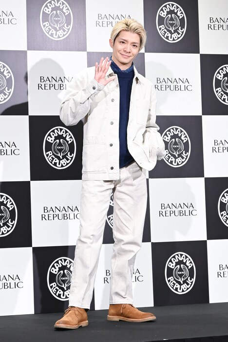 小さく手を振る岸優太。