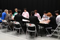 審査通過メンバーを決める話し合いの様子。