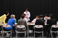 審査通過メンバーを決める話し合いの様子。