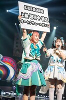 早口言葉のパネルを持つ永堀ゆめ。