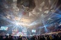 カラフルなテープが舞う東京・日本武道館。