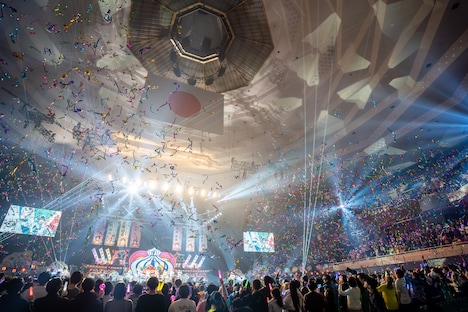 カラフルなテープが舞う東京・日本武道館。