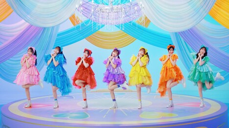 FRUITS ZIPPER「かがみ」ミュージックビデオより。