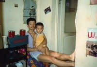 1歳頃。経営していたアルファルファスタジオにて、父と。