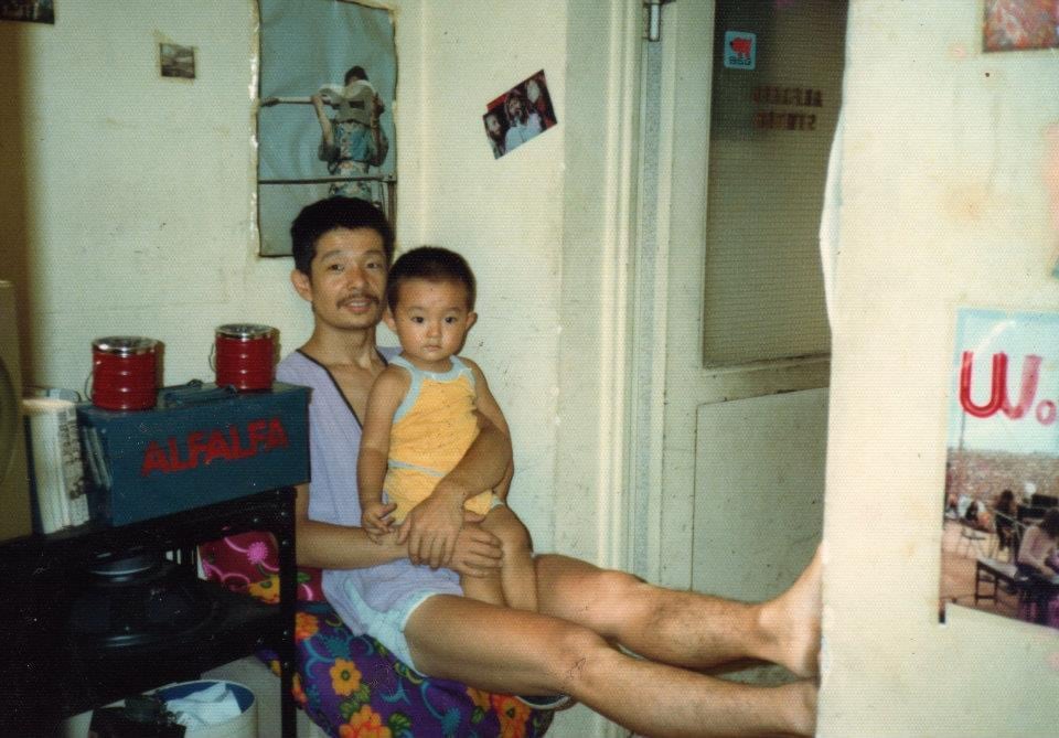 1歳頃。経営していたアルファルファスタジオにて、父と。