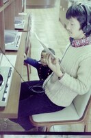 1歳頃。図書館でレコードを聴く父と。