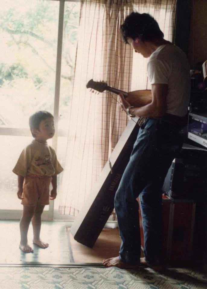 マンドリンを弾く父と自宅にて。2～3歳頃。