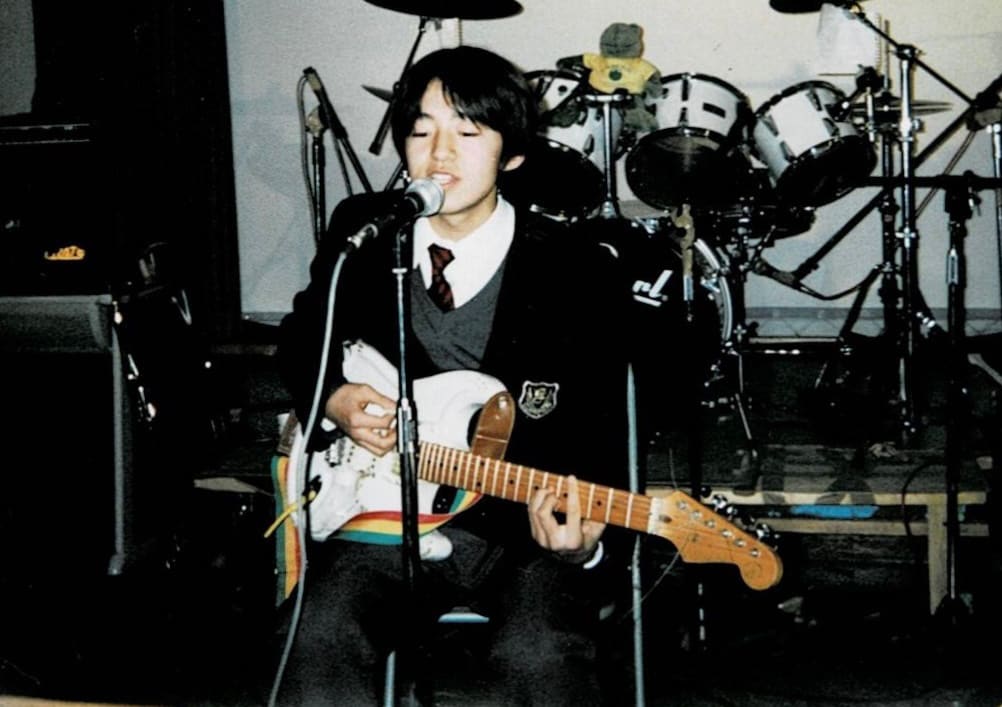 高校時代、フォークソング同好会のコンサートで。