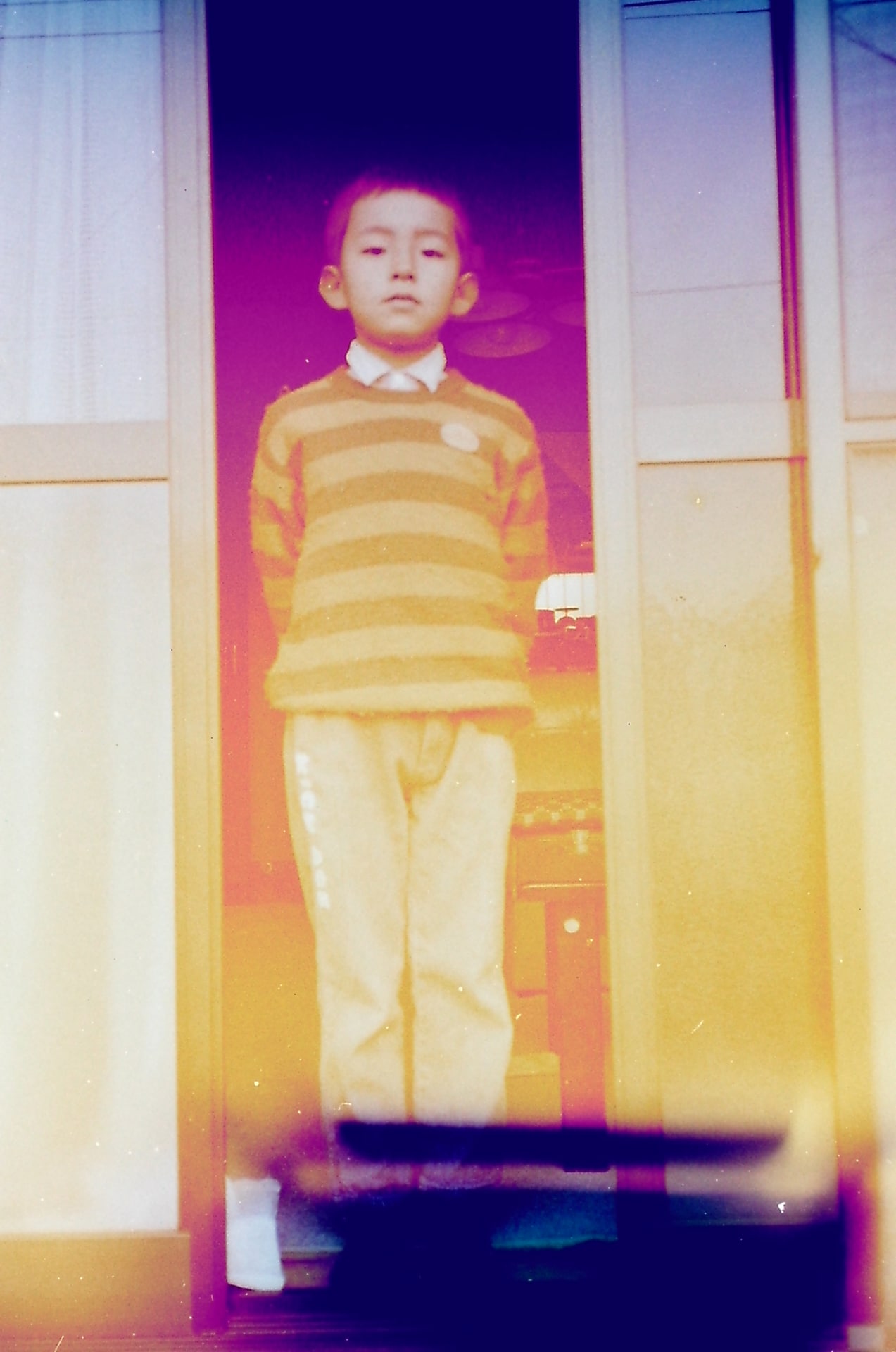 小学校低学年の頃、自宅にて。