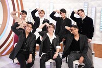 "Aぇポーズ"をするAぇ! group、有働由美子、松下洸平。©日本テレビ