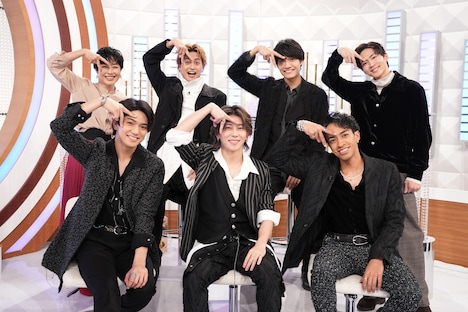 "Aぇポーズ"をするAぇ! group、有働由美子、松下洸平。©日本テレビ