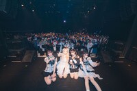 「最終未来少女 新体制LIVE -New Era-」終演後の記念撮影。（撮影：オカベメイ）