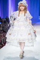 頓知気さきな（femme fatale、清 竜人25）