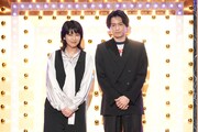 左から松たか子、松村北斗。 ©日本テレビ