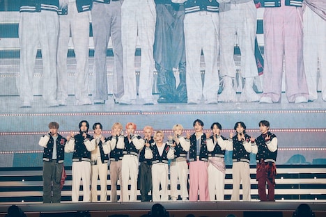 JO1とナインティナイン岡村がコラボした“J岡1”。(c)LAPONE ENTERTAINMENT