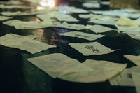 床に散らばった「無題」と書かれた紙。（撮影：横山マサト）