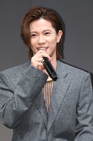 ジバンシイ ビューティーのアンバサダーに選ばれ、喜びを隠せない神宮寺勇太。