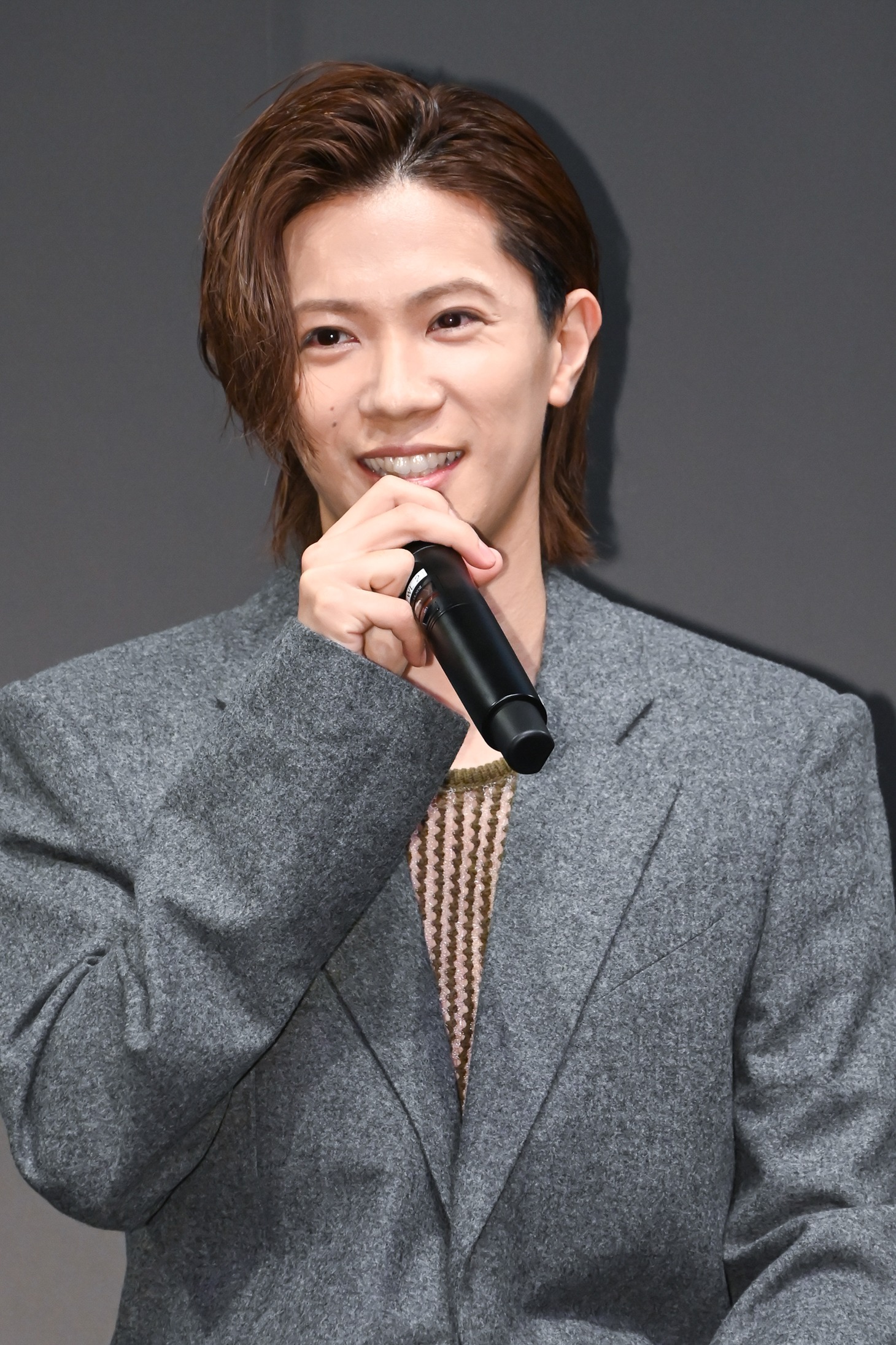 ジバンシイ ビューティーのアンバサダーに選ばれ、喜びを隠せない神宮寺勇太。