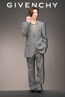 カメラマンに「美しいですね」と言われ「ありがとうございます」とはにかむ神宮寺勇太。