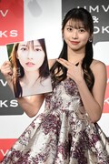 “新庄ポーズ”で写真集を指す牧野真莉愛(モーニング娘。'25)。