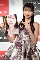 “新庄ポーズ”で写真集を指す牧野真莉愛（モーニング娘。'25）。
