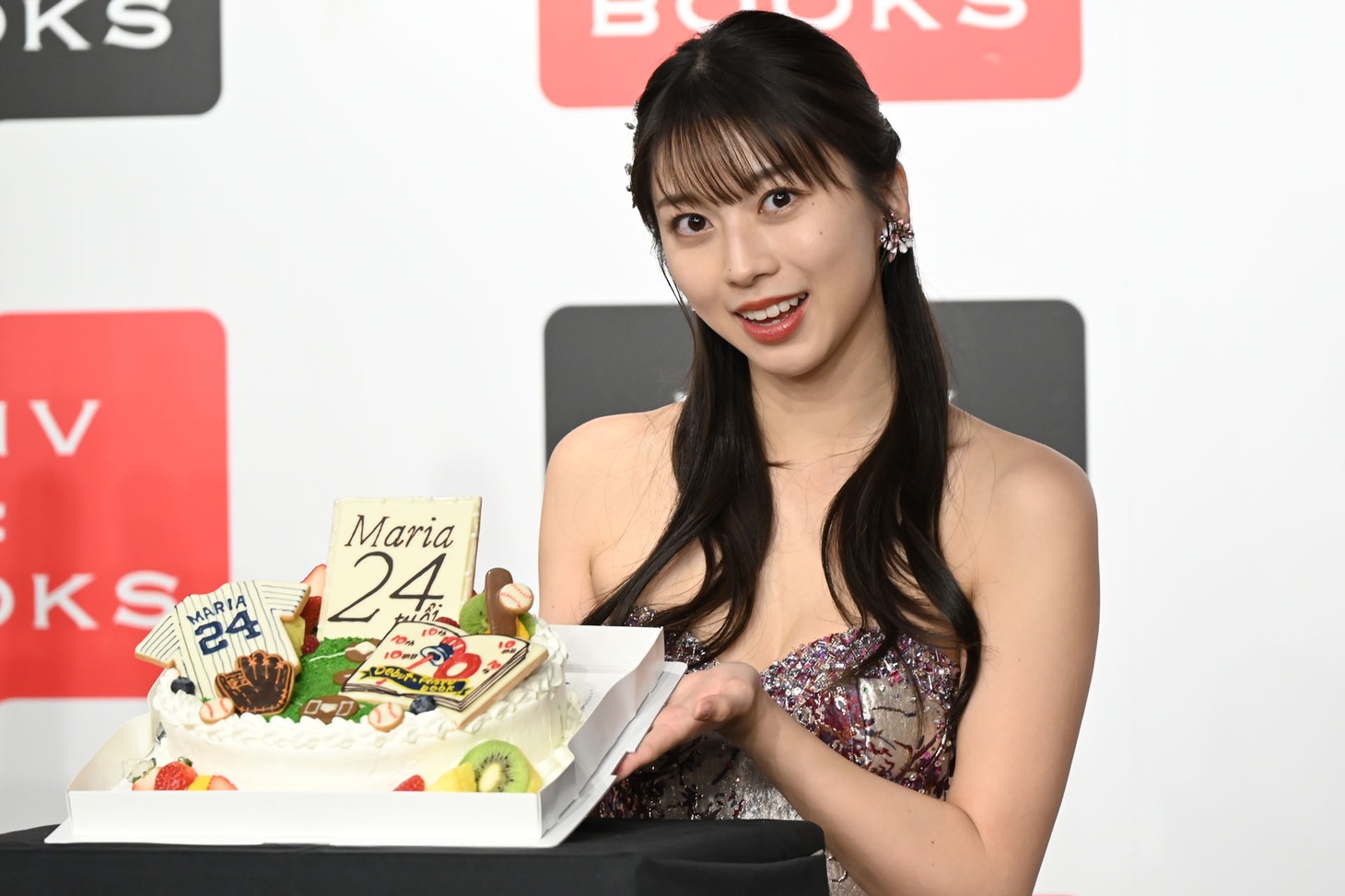 特注ケーキで誕生日を祝福される牧野真莉愛（モーニング娘。'25）。