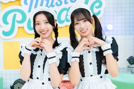 「ひなパレLIVE」にメイド衣装で登場する小西夏菜実、清水理央。