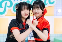 「ひなパレLIVE」にチャイナドレス風の衣装で登場する正源司陽子、平尾帆夏。