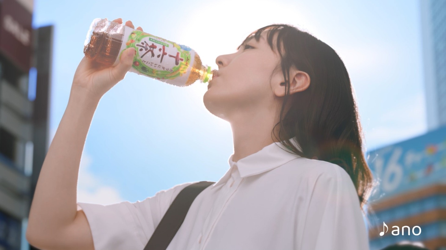 アサヒ 十六茶」CM「16チャージ！交差点」編より。