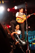 「The Biscats TOUR 2024～2025『ロカビリーナイト』」最終公演の模様。（撮影：山田久美子）