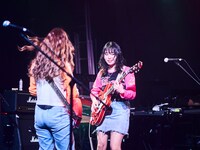 左からMARYY（Vo, G / QUINCAMPOIX）、AYUMI（Vo, G / QUINCAMPOIX）。