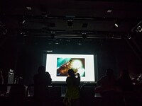 スクリーンに映し出された小林私。