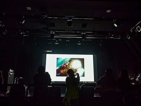 スクリーンに映し出された小林私。