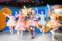 「ポンタのうた。KAWAII LAB. special remix for Pontaパス」のパフォーマンスの様子。