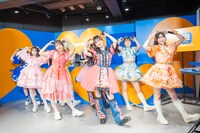 「ポンタのうた。KAWAII LAB. special remix for Pontaパス」のパフォーマンスの様子。