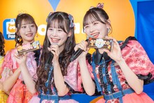 「KAWAIIチョコの渡し方」を披露するCANDY TUNEの村川緋杏と立花琴未。