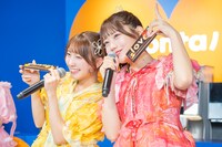 「KAWAIIチョコの渡し方」を披露するSWEET STEADYの山内咲奈と白石まゆみ。