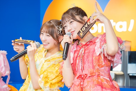 「KAWAIIチョコの渡し方」を披露するSWEET STEADYの山内咲奈と白石まゆみ。
