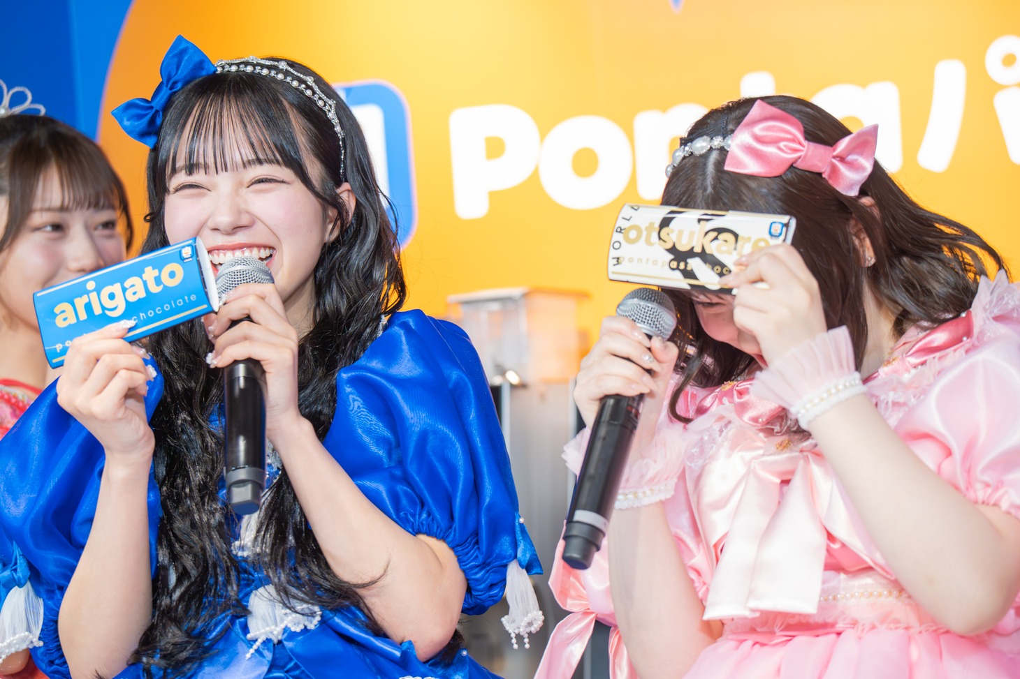 「KAWAIIチョコの渡し方」を披露するも、照れてしまいチョコで顔を隠す桜庭遥花（右）。