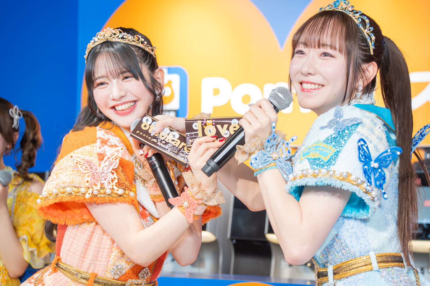 「KAWAIIチョコの渡し方」を披露するFRUITS ZIPPERの鎮西寿々歌と真中まな。